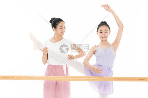 舞蹈老师教青少年学生跳芭蕾舞图片