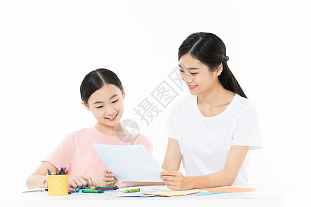 老师辅导青少年学生美术剪纸图片