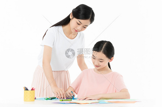 老师辅导青少年学生美术画画图片