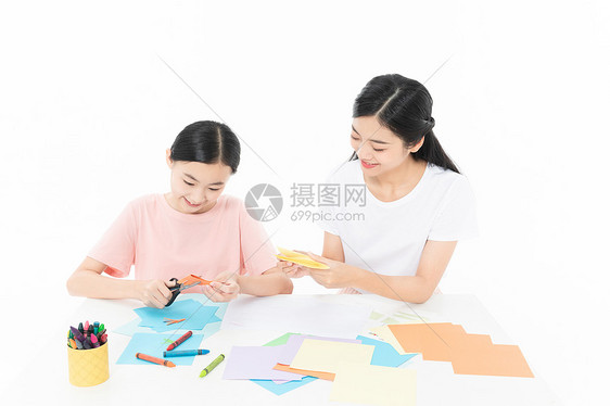 老师辅导青少年学生美术剪纸图片