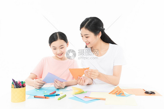 老师辅导青少年学生美术剪纸图片