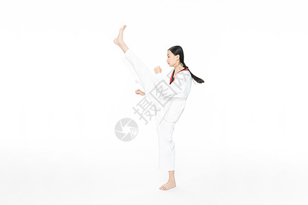 青少年女生练习跆拳道踢腿背景