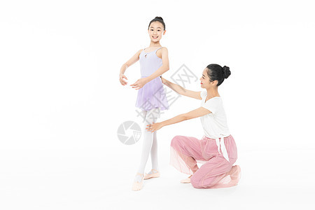 舞蹈老师教青少年学生跳芭蕾舞图片