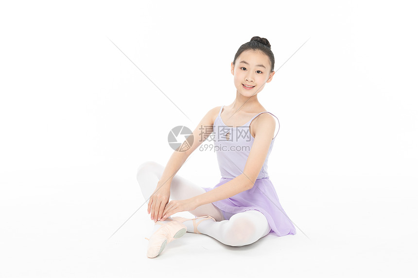 芭蕾舞女孩坐在地上图片
