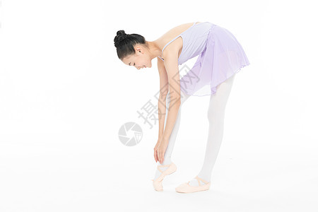芭蕾舞蹈女孩绑鞋带背景图片