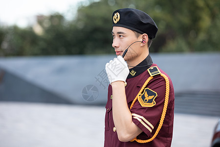 保安户外巡逻手扶耳麦讲话图片