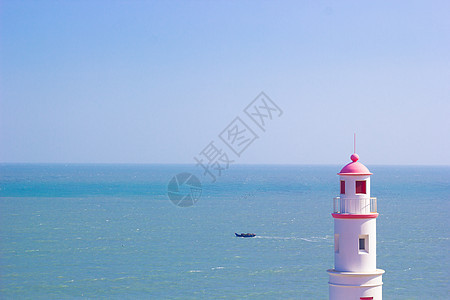 海边美丽的粉色灯塔建筑背景图片