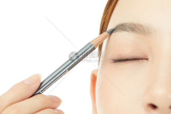 女性使用眉笔画眉形图片