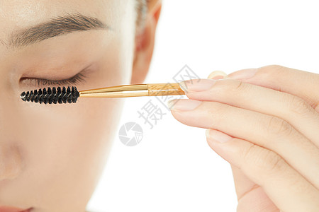 化妆女性使用睫毛刷背景图片