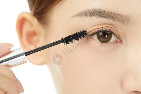 化妆女性使用睫毛刷背景图片