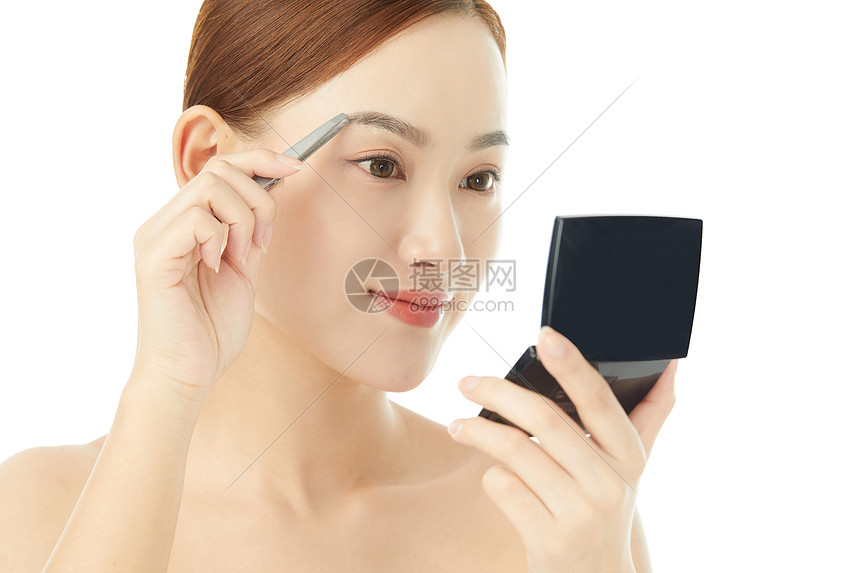 女性使用眉笔画眉图片