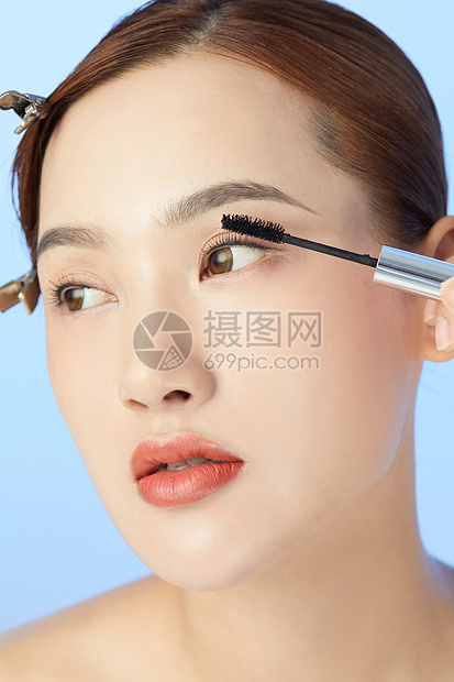 使用睫毛刷刷眉毛的女性高清图片下载 正版图片 摄图网