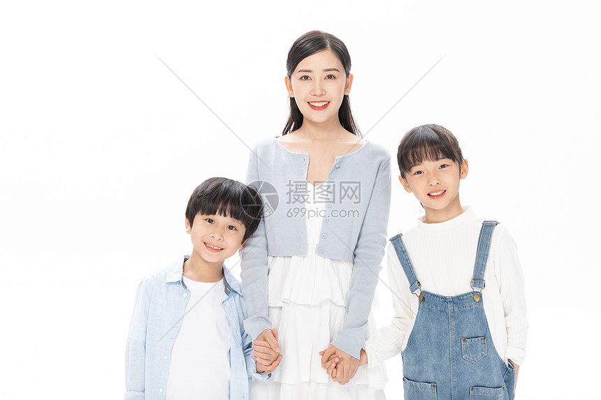 妈妈和儿子女儿幸福相伴图片