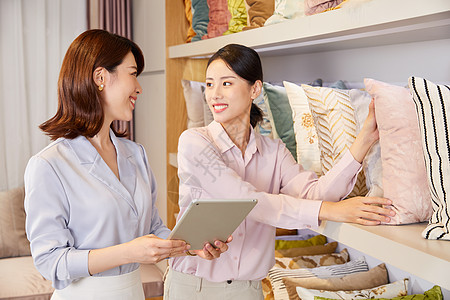 年轻女性软装店选购抱枕高清图片