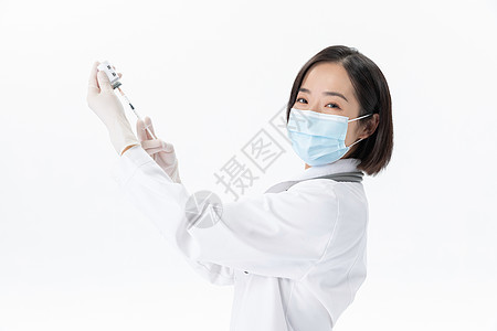 佩戴口罩的医生手持注射器图片