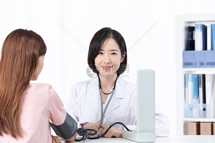 医生为女患者测量血压图片