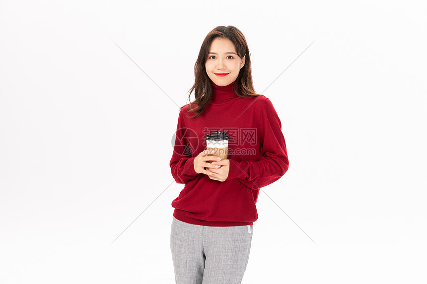 穿红色毛衣的女性手捧咖啡杯图片