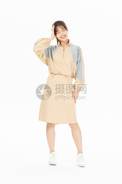 穿休闲服饰的女青年图片