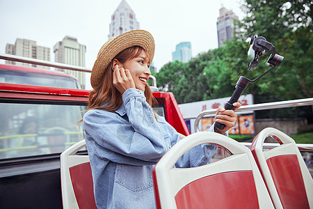 旅游博主直播城市旅行高清图片