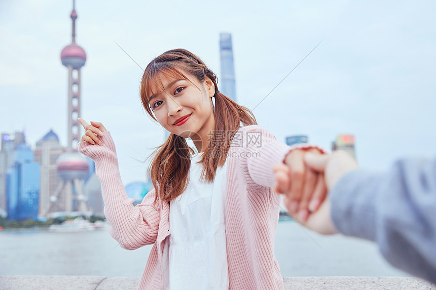 文艺美女外滩牵手旅行图片