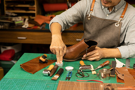 男性鞋匠护理保养皮鞋图片