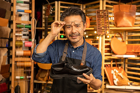 中年男性皮匠修鞋匠图片