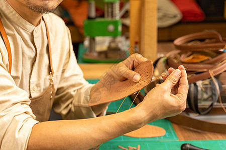 男性皮匠手工缝制真皮鞋垫高清图片