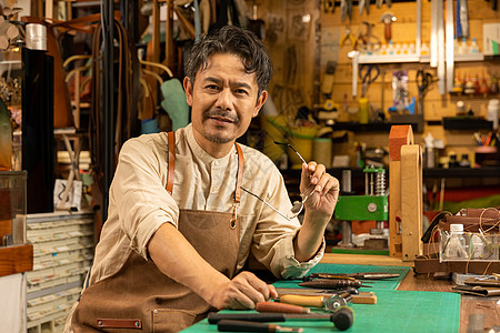 中年男性皮匠匠人图片素材
