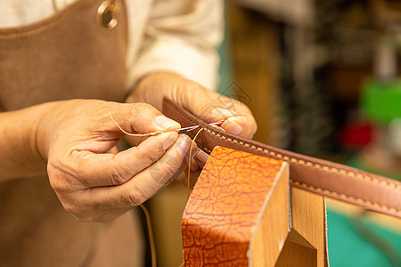 男性工匠手工定制皮带背景图片