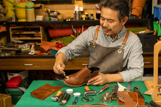 中年男性鞋匠手工定制皮鞋图片