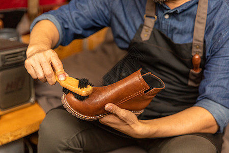 定制师男性鞋匠保养护理皮鞋背景