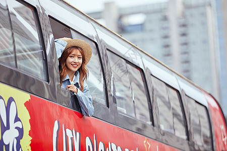 乘坐双层观光大巴的旅游博主背景图片