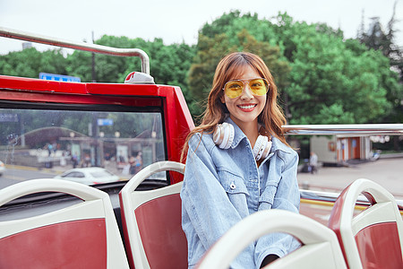 美女旅游博主城市旅游背景图片