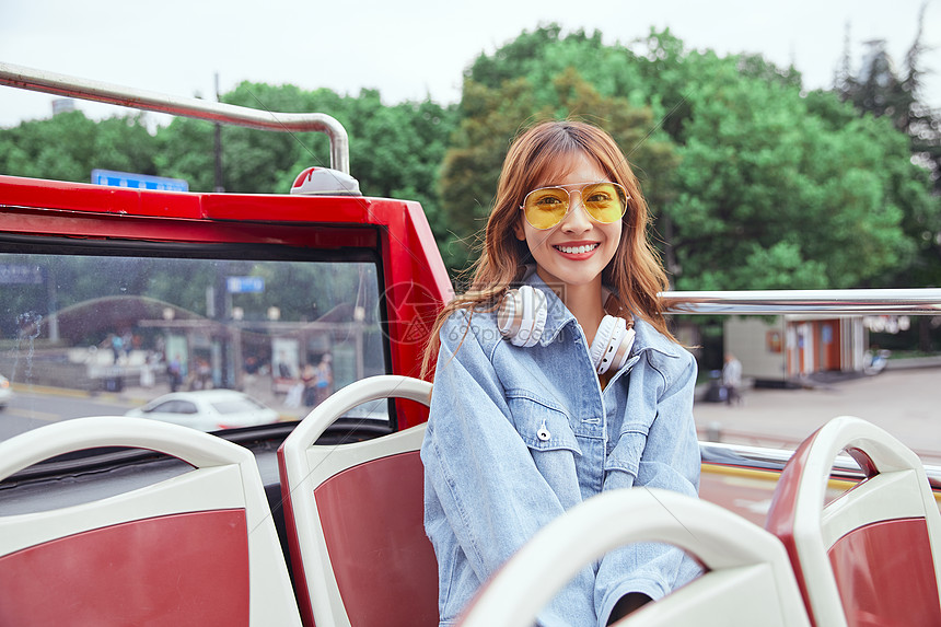 美女旅游博主城市旅游图片