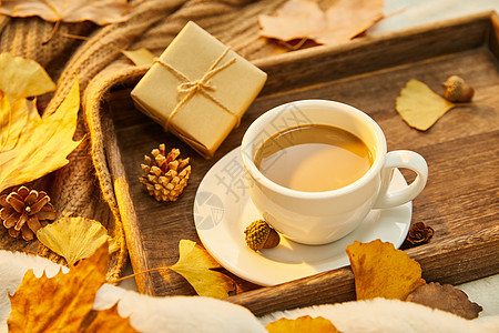 秋日咖啡与礼物盒背景图片