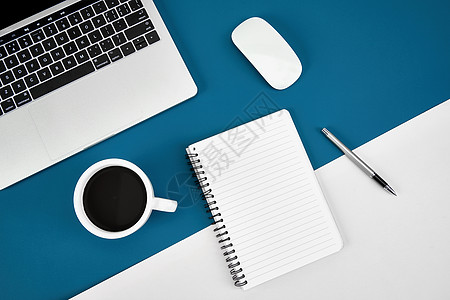创意学习办公和蓝色白色拼接桌面咖啡场景图片