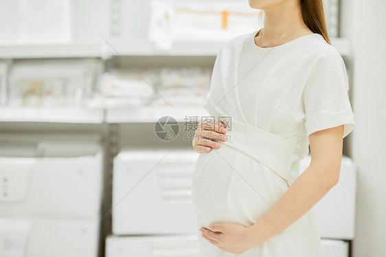 孕妇手扶着肚子图片