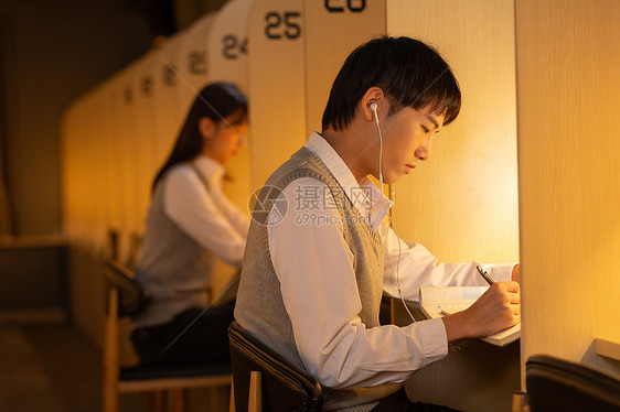 大学生深夜自习室里学习图片