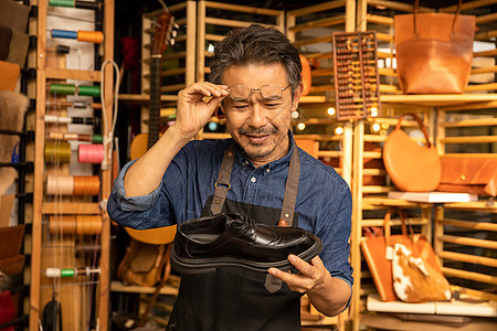 中年男性鞋匠定制皮鞋图片