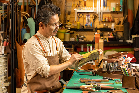 短款钱夹中年男性皮匠定制真皮钱包背景