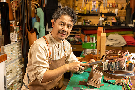 中年男性皮匠手工定做钱夹图片