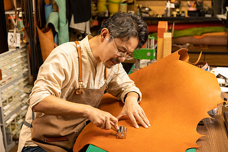 工人手工裁剪定制背景