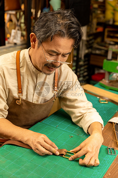 中年男性工匠手工定做皮带图片
