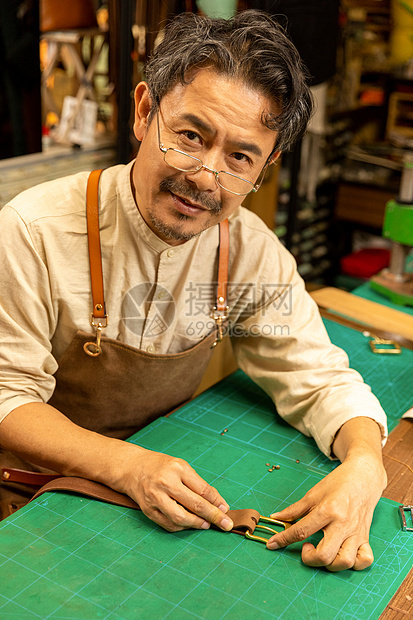 中年男性工匠手工定做皮带图片
