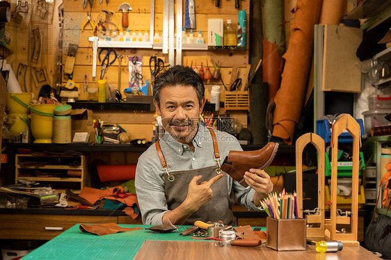 中年男性鞋匠定制皮鞋图片