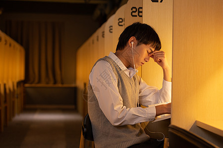 深夜学习犯困的大学生图片