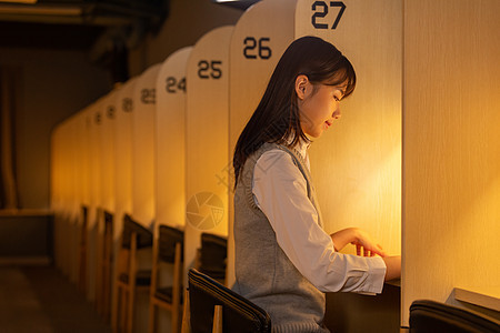 女大学生自习室认真学习图片