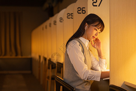 女大学生自习室认真学习图片