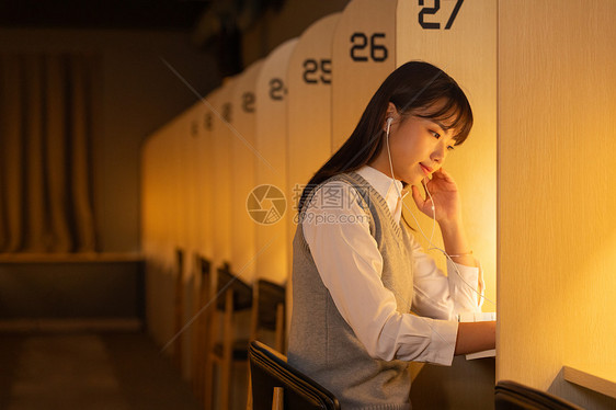 女大学生自习室认真学习图片