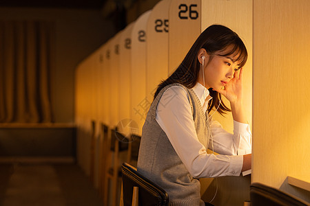 女大学生自习室认真学习图片